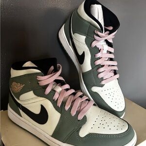 Nike Women's Jordan 1 Mid 8.5W with OG box in great condition